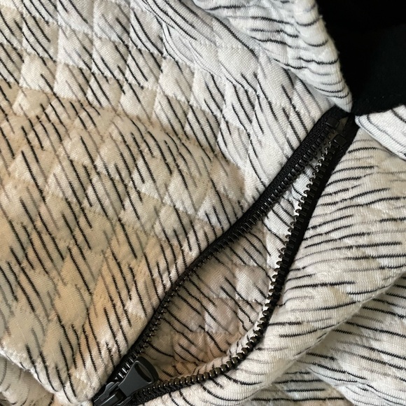 Thick sweatshirt w/ zip & kangaroo pockets, lined hood & thumbholes Size Small - Picture 3 of 8